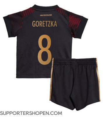 Tyskland Leon Goretzka #8 Bortatröja Barn VM 2022 Kortärmad (+ korta byxor)